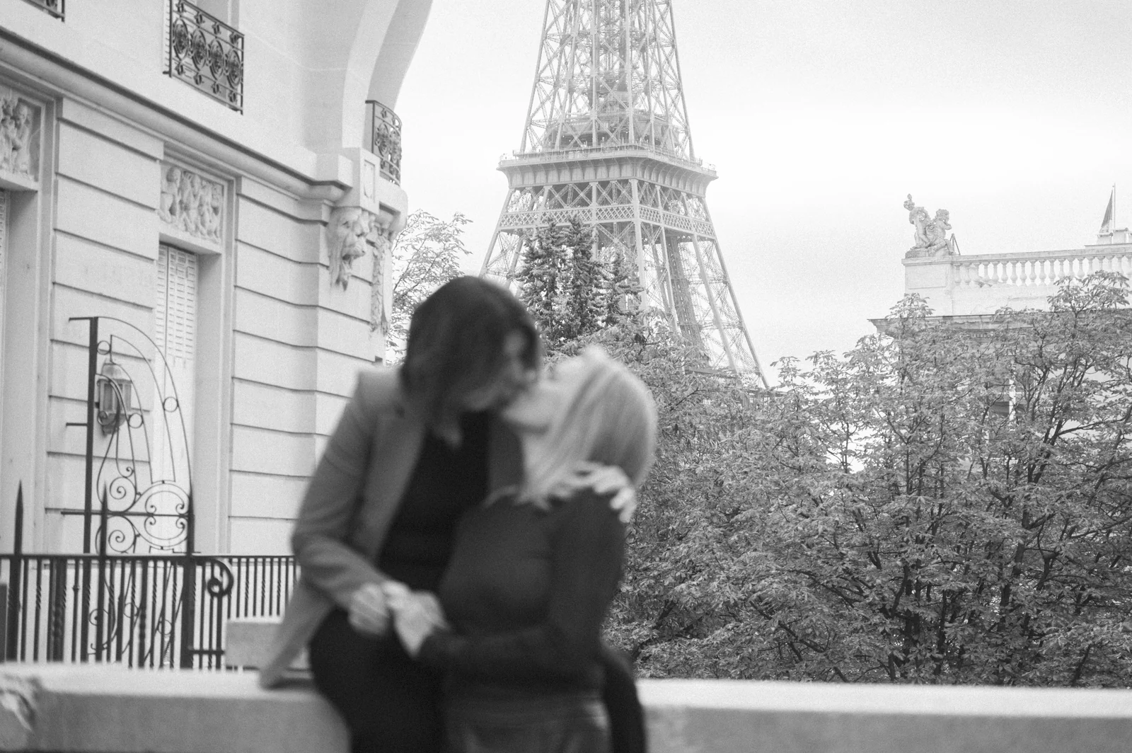 Ellen e Renata em Paris, com a Torre Eiffel ao fundo